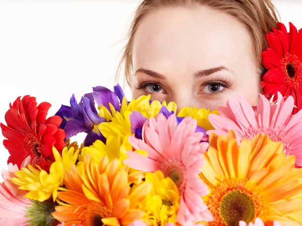 Mutlu genç bir kadın tutarak çiçekler. — Stok fotoğraf