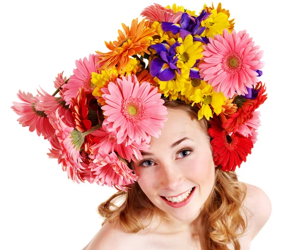 Mladá žena s květinami na vlasy. — Stock fotografie