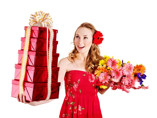 Młoda kobieta przytrzymanie pudełko na prezent i kwiaty. — Zdjęcie stockowe