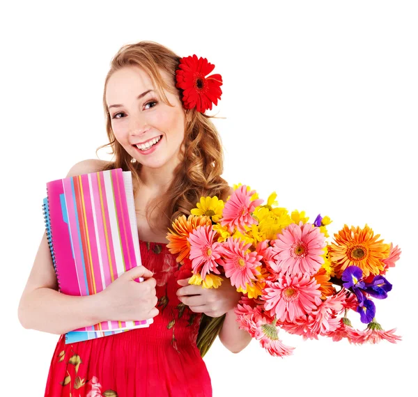 Mladá žena drží květiny a knihy. — Stock fotografie