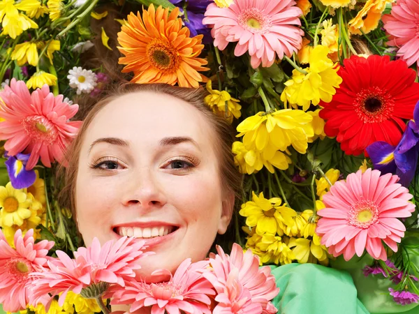 Νεαρή γυναίκα με λουλούδια που αγγίζετε το πρόσωπό. — Φωτογραφία Αρχείου