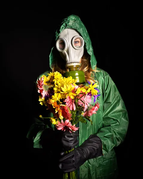 가스 마스크에 젊은 여자 . — 스톡 사진
