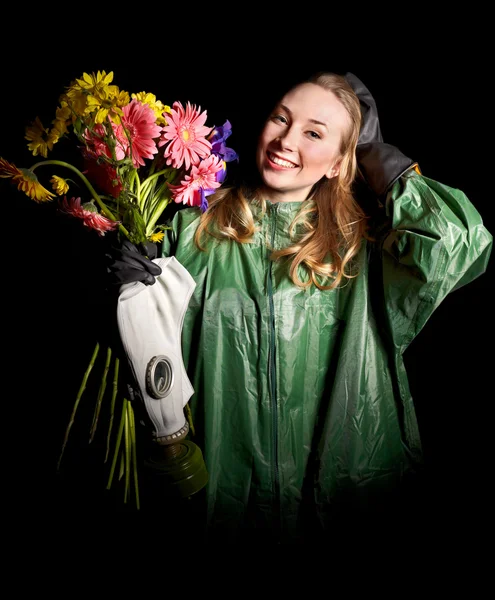 Woman holding flowers and gas mask . — Stock Photo, Image