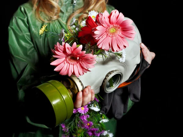 Vrouwelijke handen met gas masker . — Stockfoto