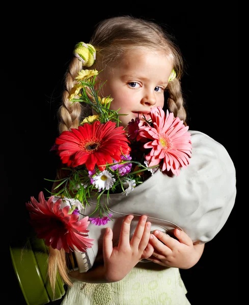 Criança segurando flores e máscara de gás  . — Fotografia de Stock