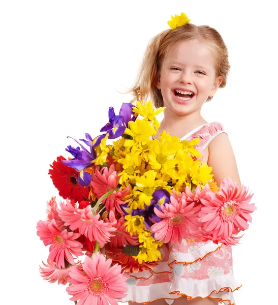 Niño feliz sosteniendo flores . — Foto de Stock