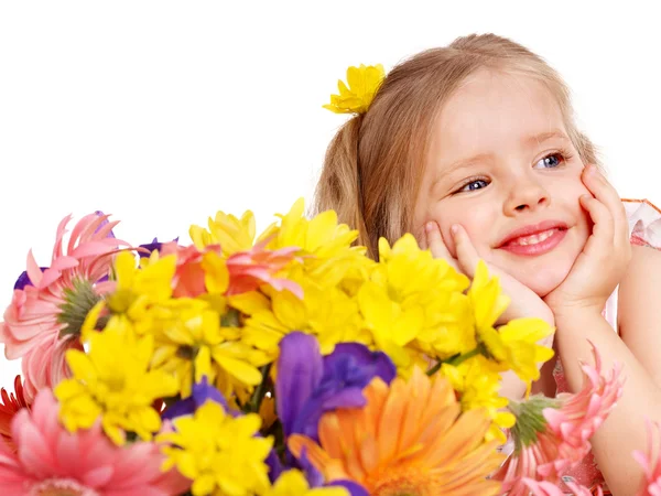 Gelukkig kind bedrijf bloemen. — Stockfoto
