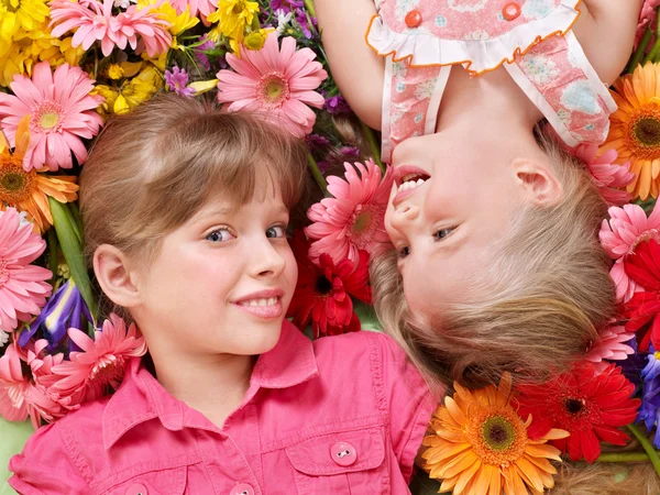 Söta barn liggande huvud till huvud på blomman. — Stockfoto