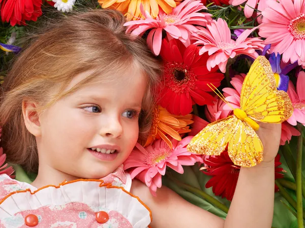 Sevimli çocuk çiçek yalan. — Stok fotoğraf