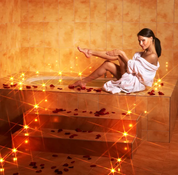 Nő pihentető fürdőben. — Stock Fotó