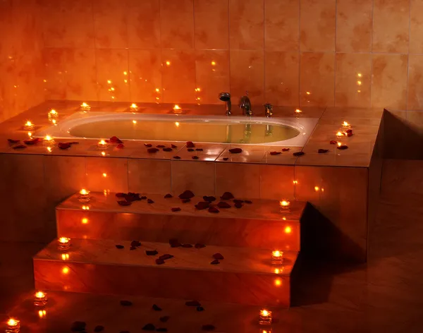 Интерьер ванны со свечой . — стоковое фото