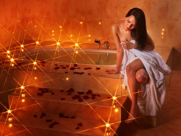 Mujer Relajante en Baño. — Foto de Stock