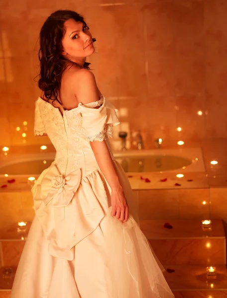 Žena ve svatebních šatech relaxaci v sauně. — Stock fotografie