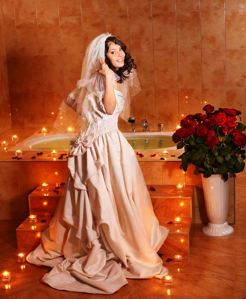 Donna in abito da sposa rilassante in sauna . — Foto Stock