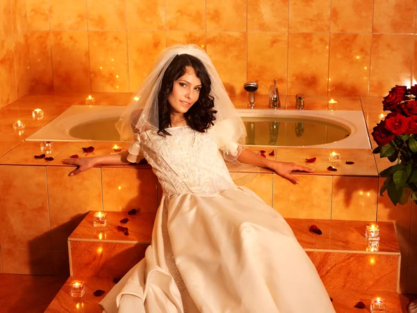 Kobieta w sukni ślubnej, relaks w saunie. — Zdjęcie stockowe