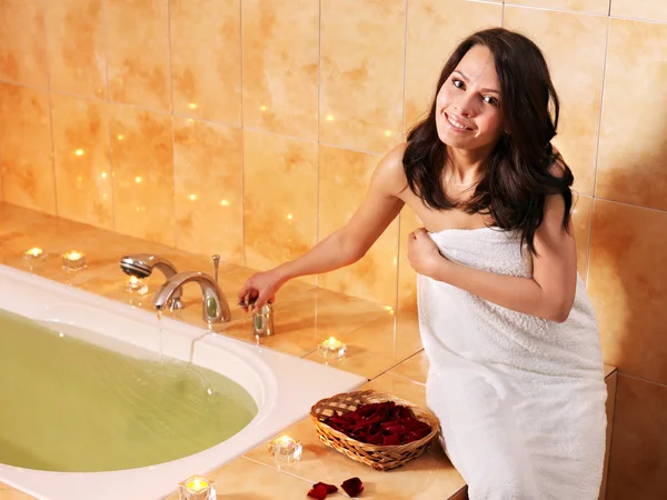 Femme relaxant dans le bain. — Photo