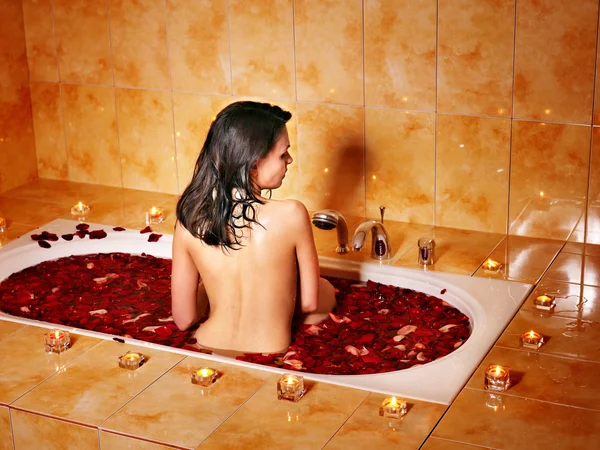 Kobieta relaks w Bath. — Zdjęcie stockowe