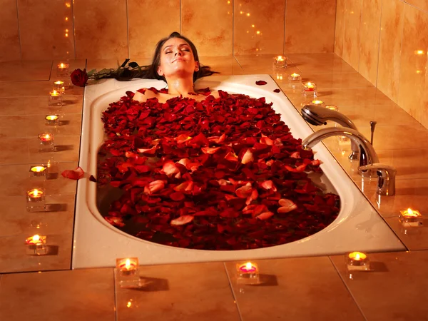 Žena relaxující ve vaně. — Stock fotografie