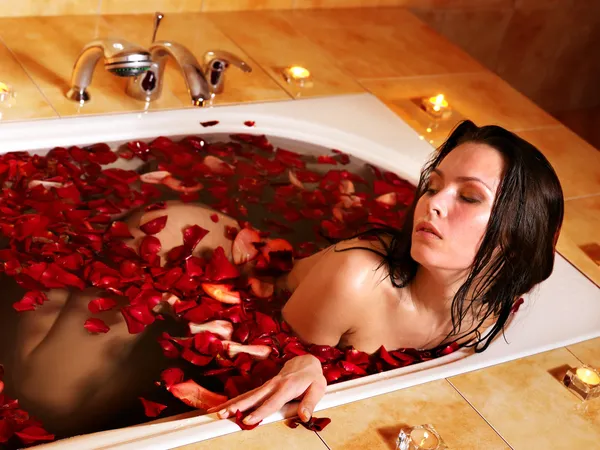 風呂でリラックス女性. — ストック写真