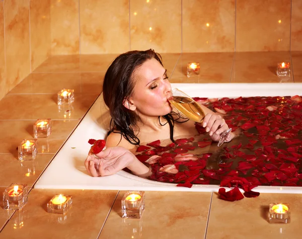 Woman relaxing in bath. — Stock Photo, Image