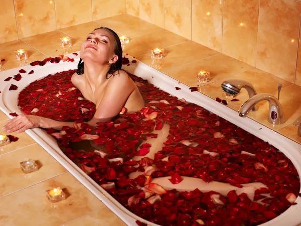 Frau entspannt in Badewanne. — Stockfoto