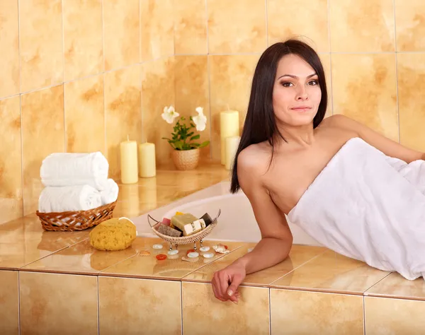 Žena vzít perličková koupel. — Stock fotografie