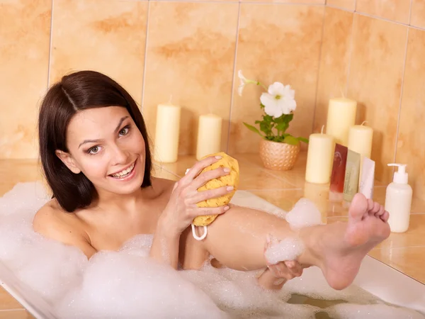 Nő pihentető fürdőben. — Stock Fotó