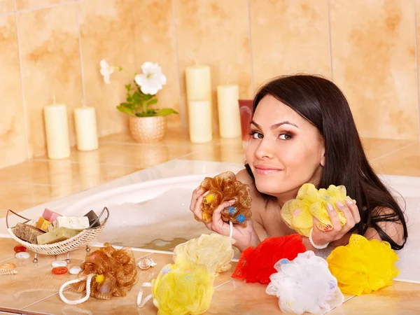 Mujer tomar baño de burbujas . —  Fotos de Stock