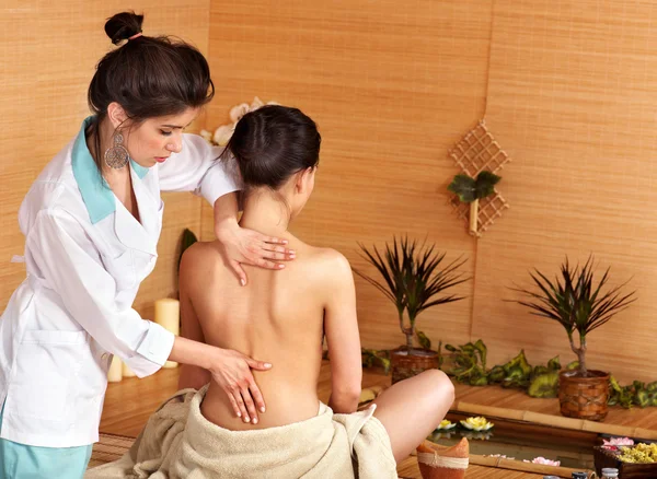 Vrouw krijgen massage in bamboe spa. — Stockfoto