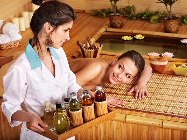 Mujer recibiendo masaje en spa de bambú . — Foto de Stock