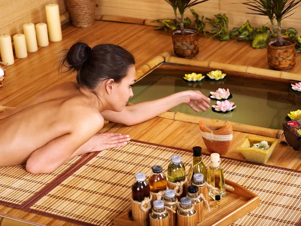 Massage au bambou au spa  . — Photo