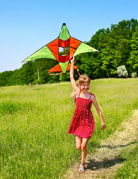 Παιδί που φέρουν kite εξωτερική. — Φωτογραφία Αρχείου