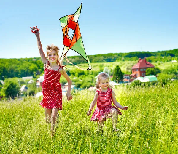 Kinderen flying kite buiten. — Stockfoto
