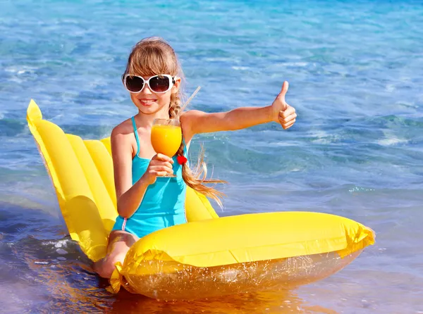 Bambino che nuota su un materasso da spiaggia gonfiabile . — Foto Stock