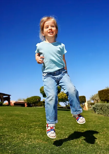 Bambina che gioca nel parco . — Foto Stock