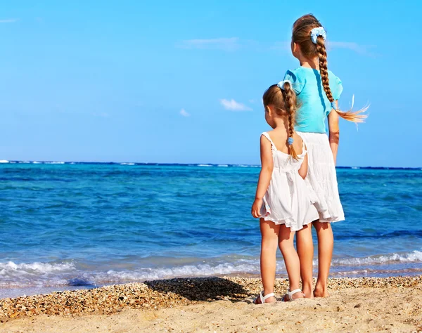 Crianças de mãos dadas andando na praia . — Fotografia de Stock