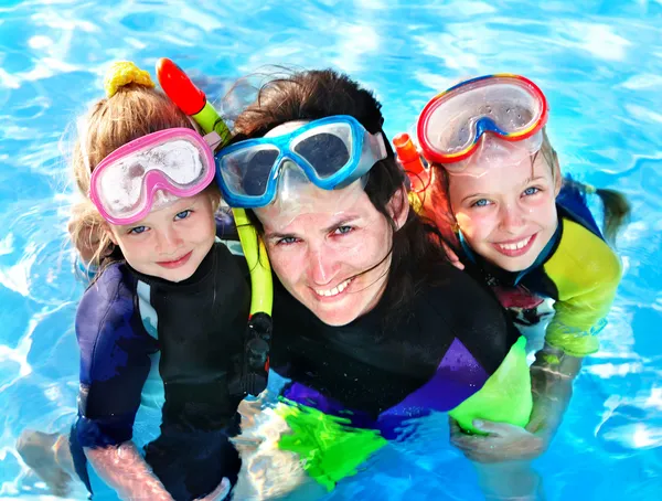 Діти з матір'ю в басейні . — стокове фото