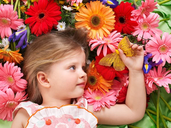 Schattig kind liggend op de bloem. — Stockfoto
