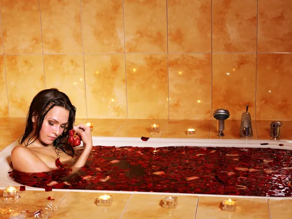 Жінка розслабляється у ванні . — стокове фото