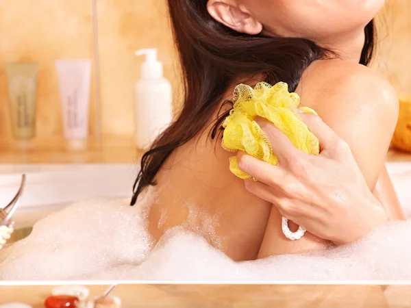 Mulher tomar banho de espuma . — Fotografia de Stock