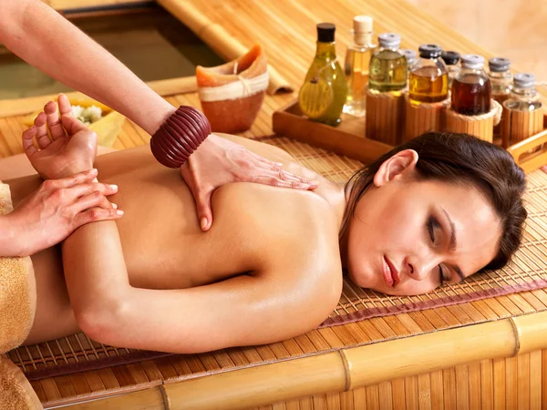 Mulher recebendo massagem no spa de bambu . — Fotografia de Stock