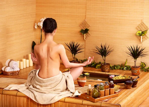 Massagem de bambu no spa  . — Fotografia de Stock