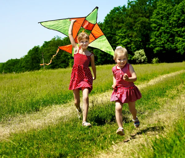 Barn flyga drake utomhus. — Stockfoto