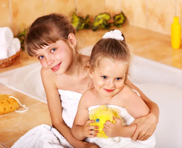 Niños lavándose en el baño . — Foto de Stock