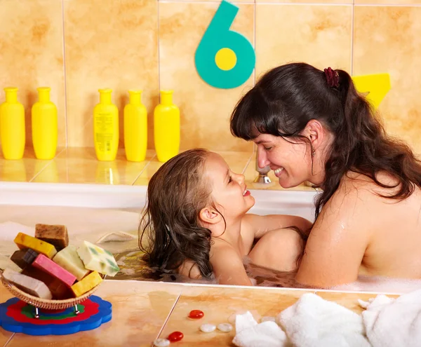 Anne ve kızı banyoda çamaşır. — Stok fotoğraf