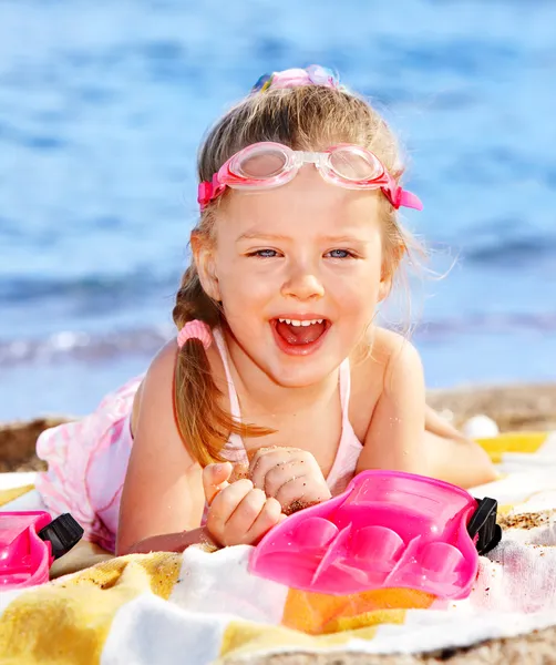 Dziecko bawiące się na plaży. — Zdjęcie stockowe