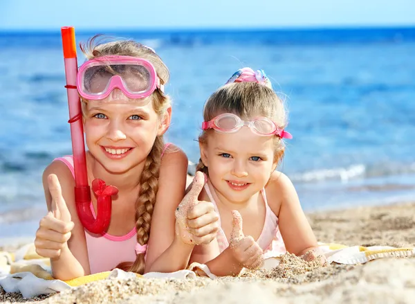 Kind spelen op het strand. — Stockfoto