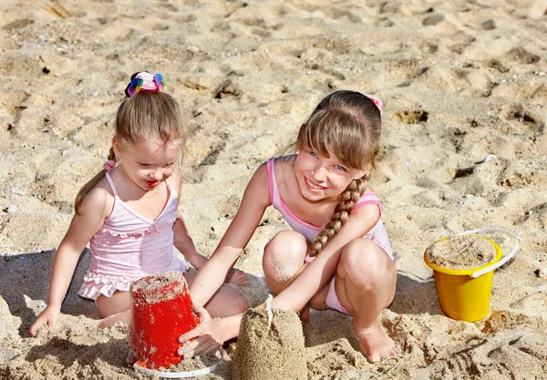 Gyerekek a homokban játszanak — Stock Fotó
