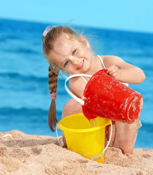 Dítě hraje na pláži. — Stock fotografie