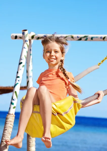 Heureuse petite fille sur swing. — Photo